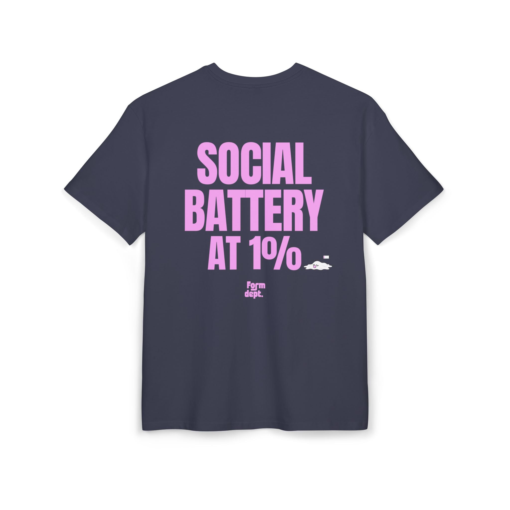 Camiseta oversize unisex «Social Battery at 1%» con estampado rosa – vista 4 – Form Dept.