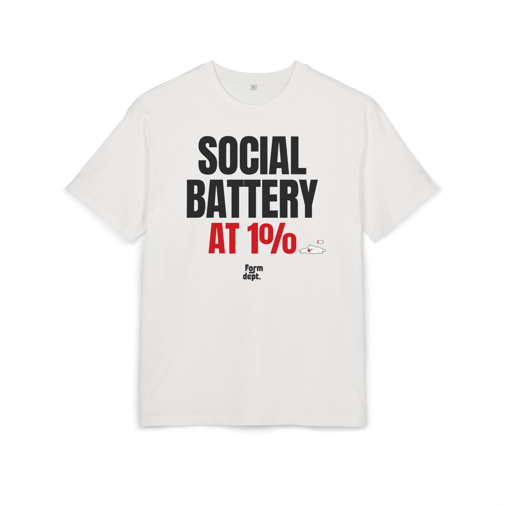 Camiseta oversize unisex «Social Battery at 1%» con estampado negro y rojo – vista 2 – Form Dept.