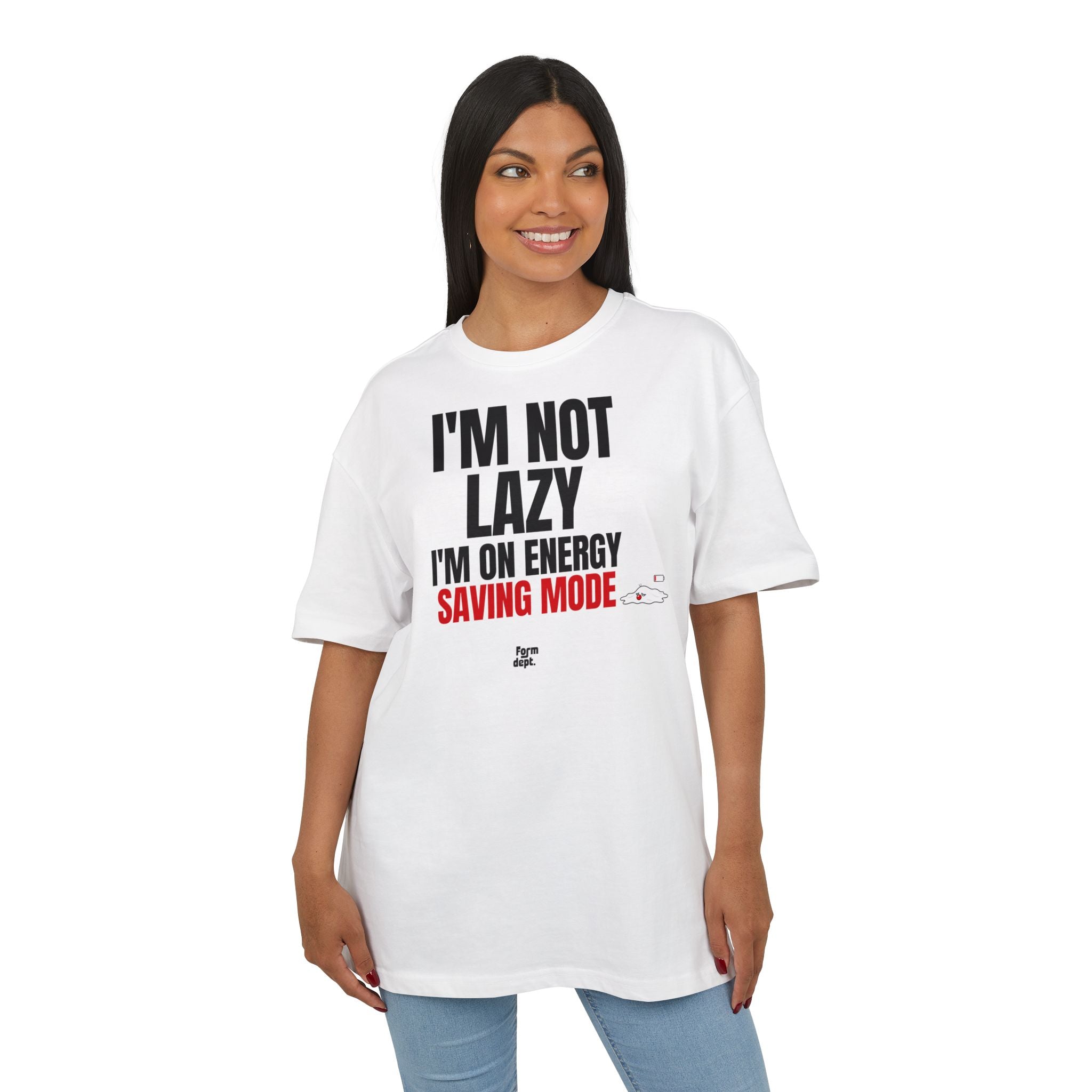Camiseta oversize unisex «I’m Not Lazy, I’m on Energy Saving Mode» con estampado negro y rojo – vista 4 – Form Dept.