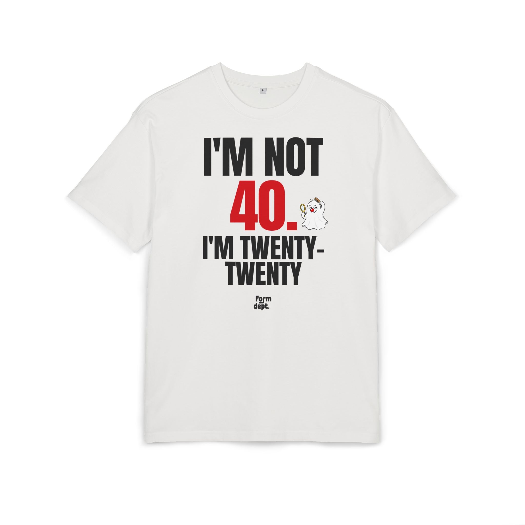 Camiseta oversize unisex «I’m Not 40, I’m Twenty-Twenty» con estampado negro y rojo – vista 2 – Form Dept.