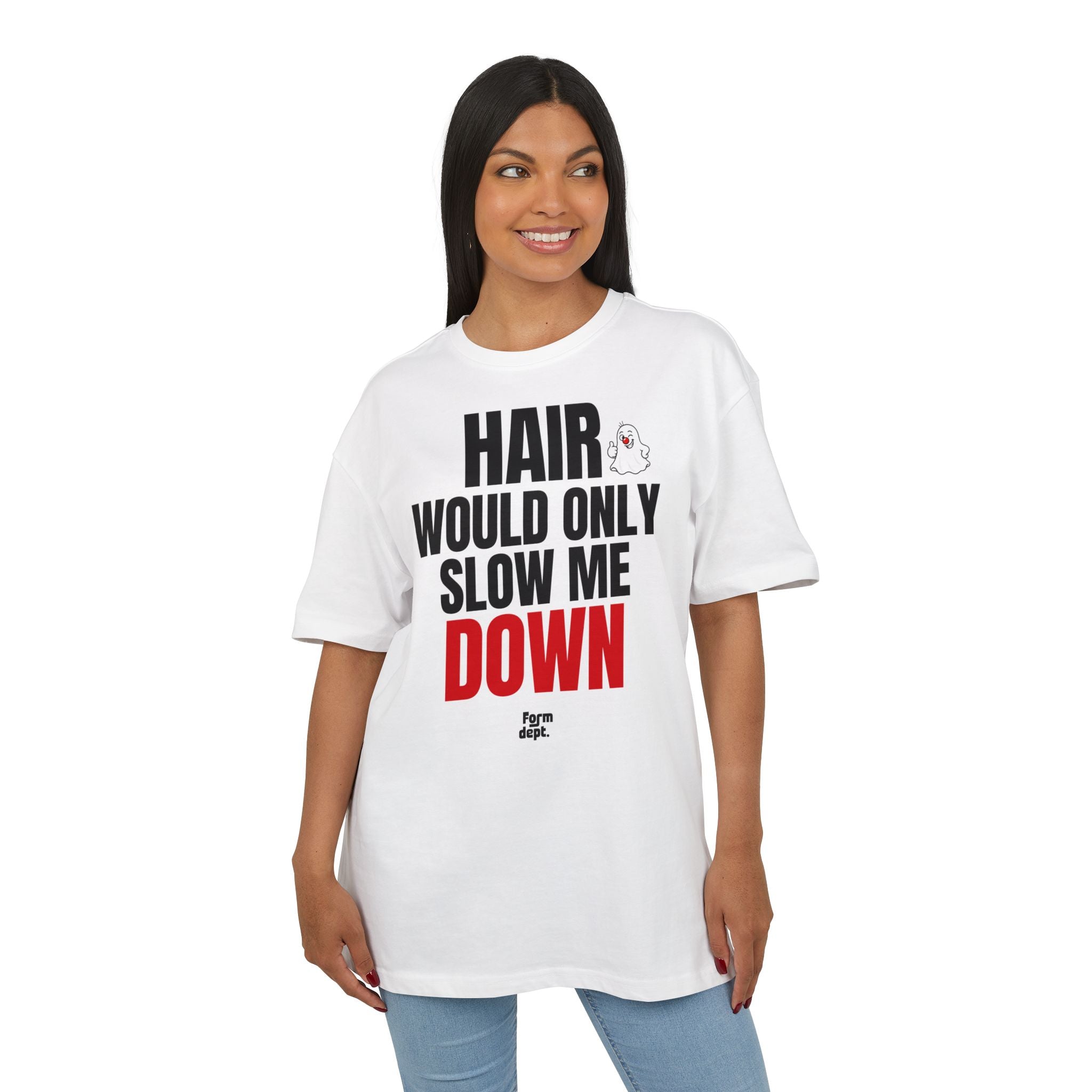 Camiseta oversize unisex «Hair Would Only Slow Me Down» con estampado negro y rojo – vista 4 – Form Dept.