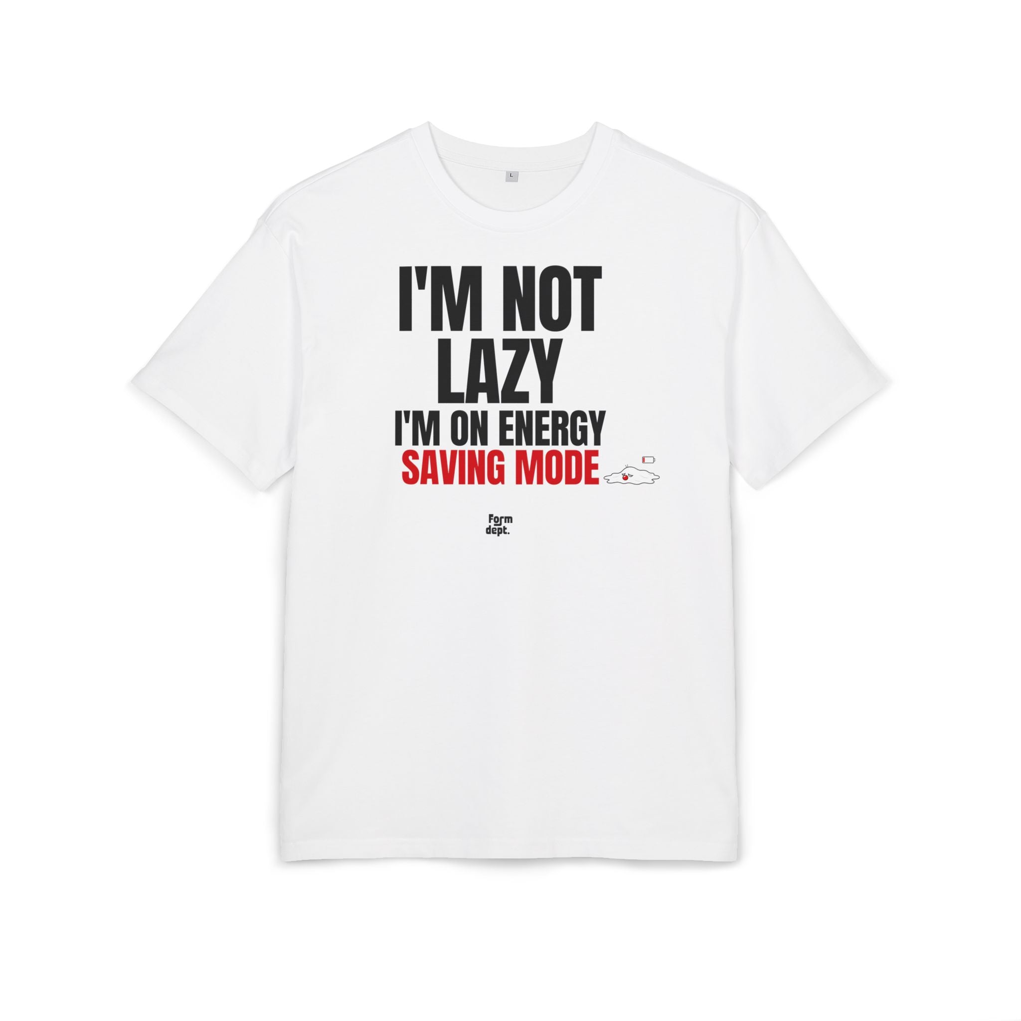 Camiseta oversize unisex «I’m Not Lazy, I’m on Energy Saving Mode» con estampado negro y rojo en la parte delantera – Form Dept.