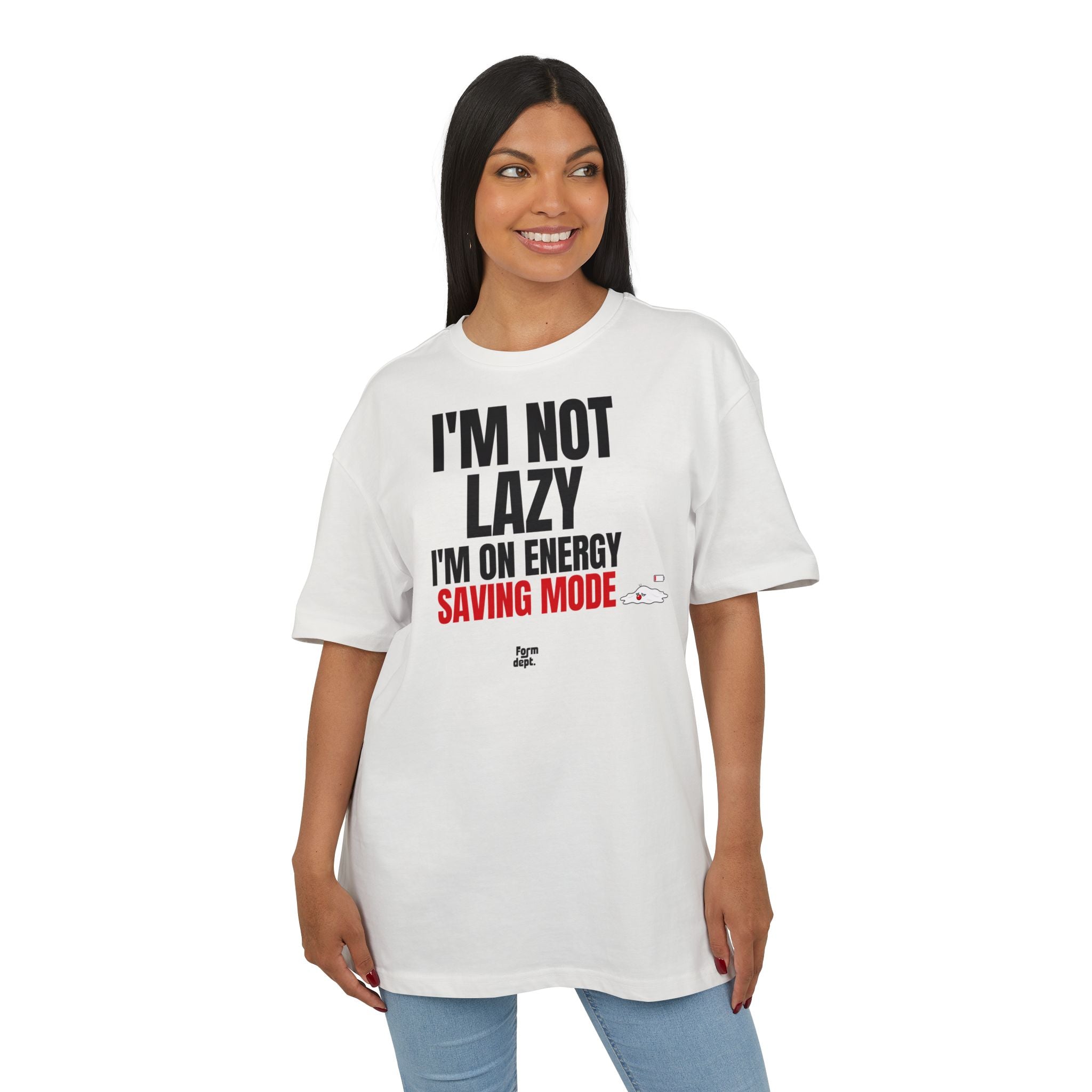 Camiseta oversize unisex «I’m Not Lazy, I’m on Energy Saving Mode» con estampado negro y rojo – vista 7 – Form Dept.