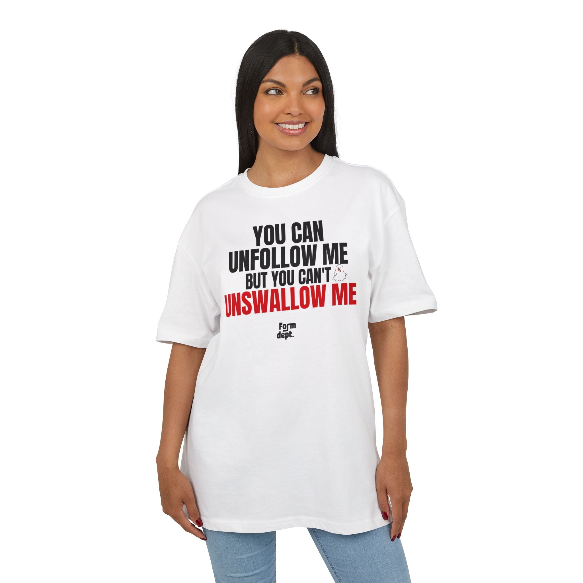 Camiseta oversize unisex «You Can Unfollow Me But You Can’t Unswallow Me» con estampado negro y rojo – vista 4 – Form Dept.