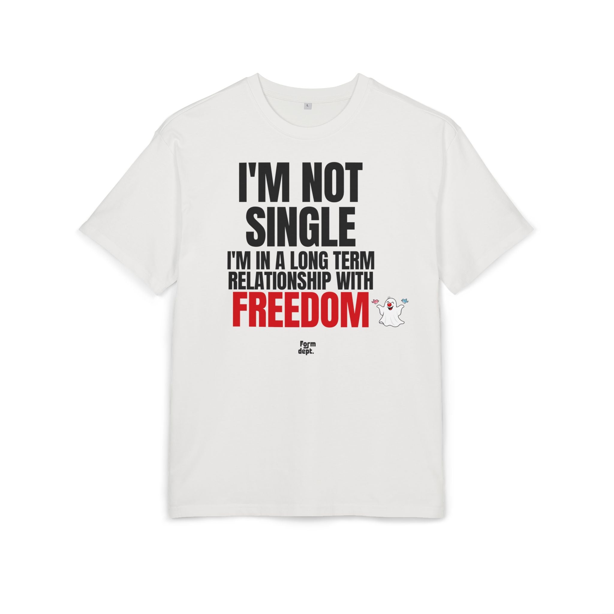 Camiseta oversize unisex «I’m Not Single, I’m in a Long-Term Relationship with Freedom» con estampado negro y rojo – vista 2 – Form Dept.