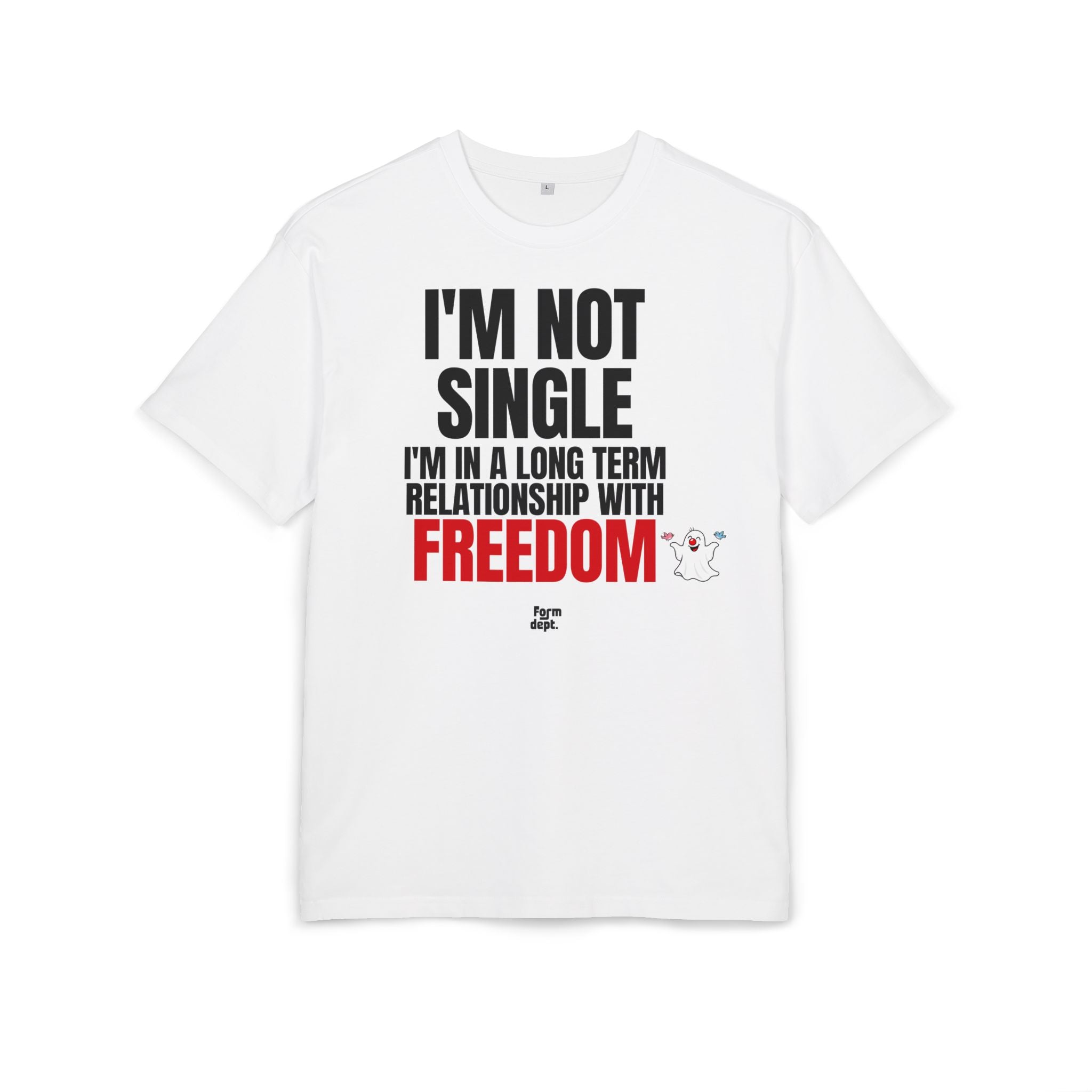 Camiseta oversize unisex «I’m Not Single, I’m in a Long-Term Relationship with Freedom» con estampado negro y rojo en la parte delantera – Form Dept.