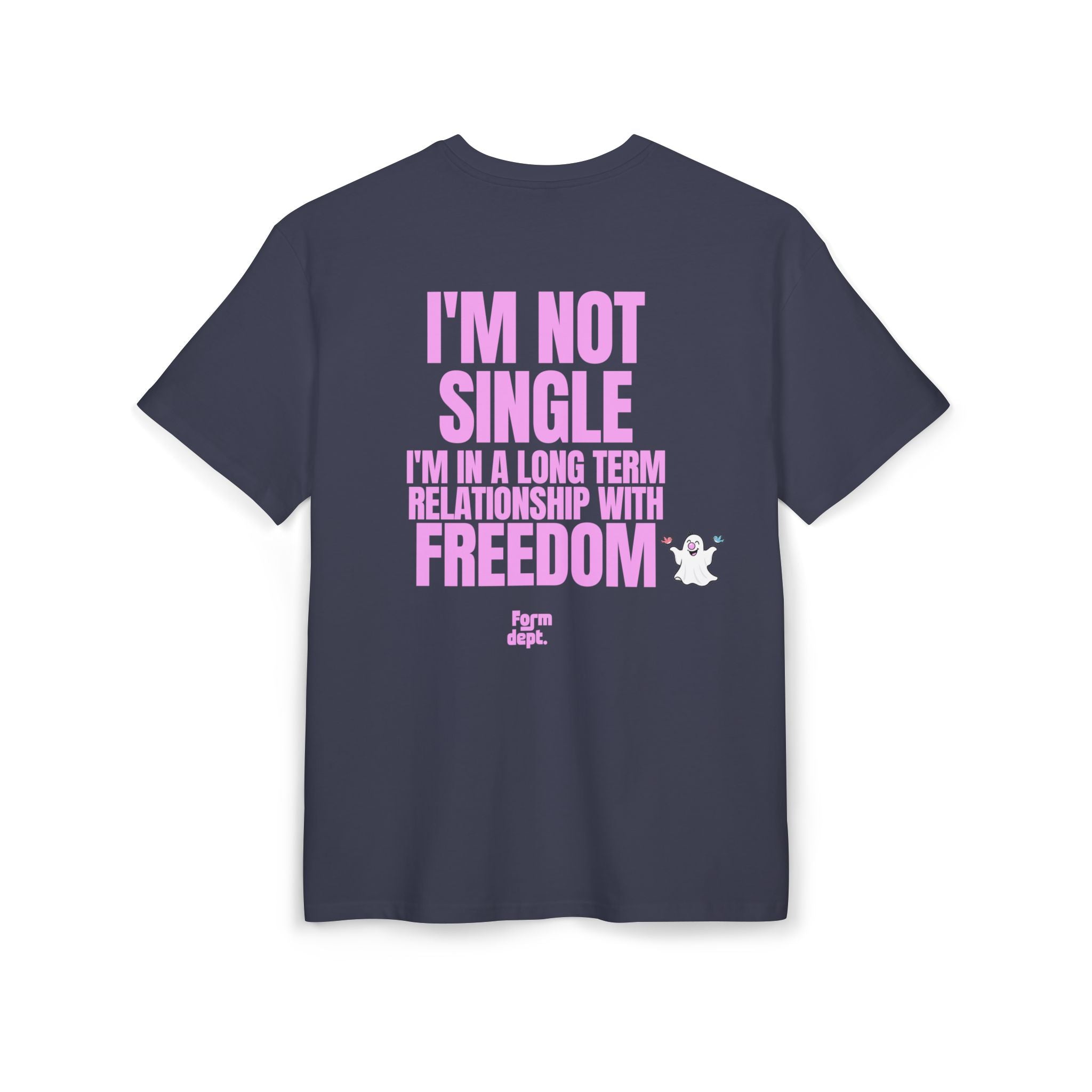 Camiseta oversize unisex «I’m Not Single, I’m in a Long-Term Relationship with Freedom» con estampado rosa – vista 4 – Form Dept.