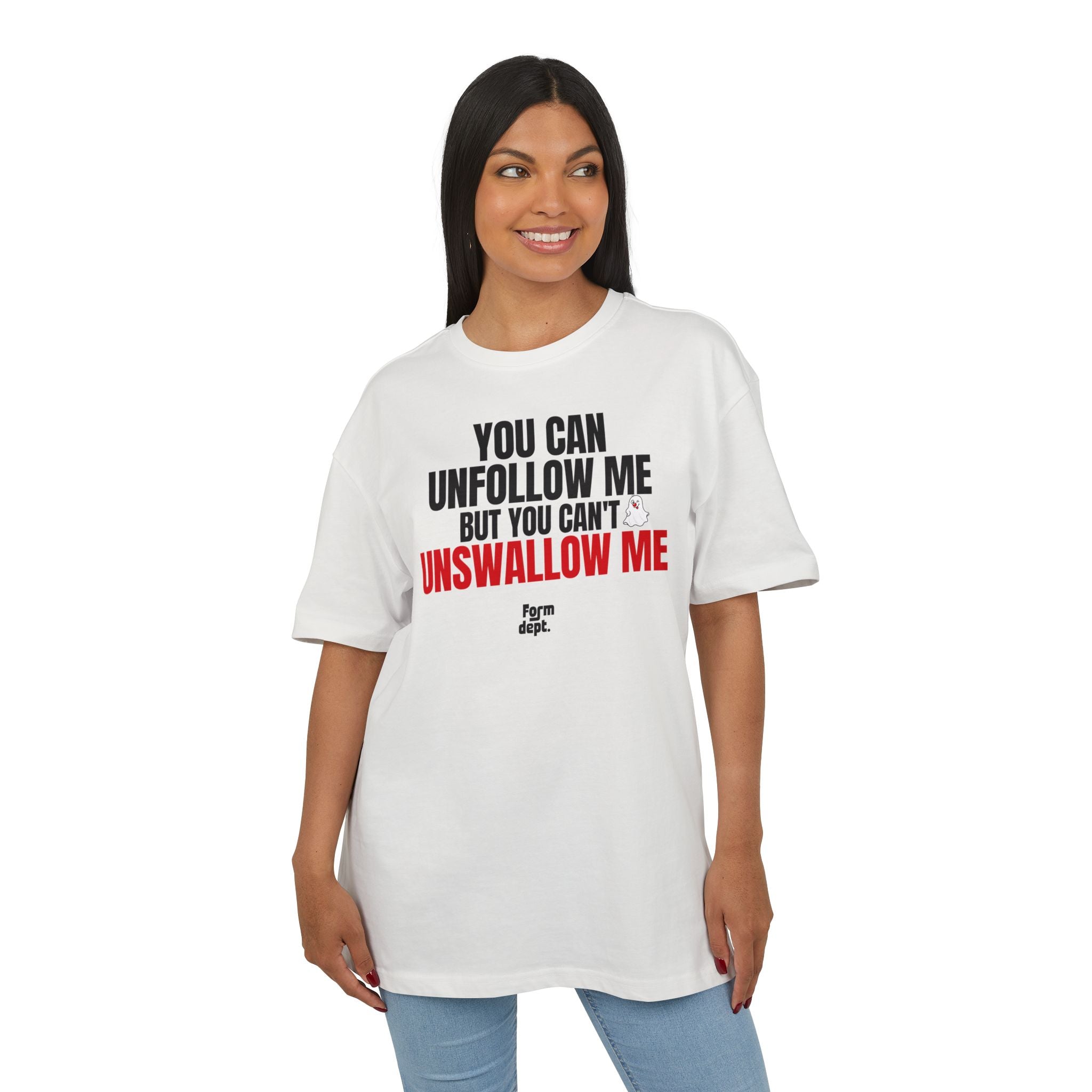 Camiseta oversize unisex «You Can Unfollow Me But You Can’t Unswallow Me» con estampado negro y rojo – vista 7 – Form Dept.